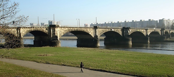Albertbrücke, vom Neustädter Elbufer gesehen