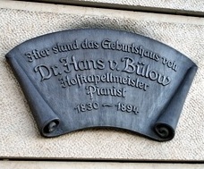 Schild am Bellevue mit dem Hinweis auf das Geburtshaus von Hofkapellmeister Hans von B&uuml;low
