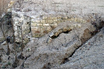 Ausgegrabene historische Mauerreste am Neumarkt