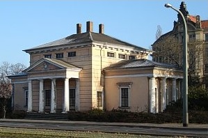 Klassizistisches Torhaus mit dorischem Säulenportikus am Palaisplatz