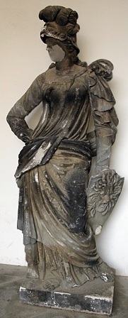 Figur im Stallhof (am Georgenbau-Zugang)