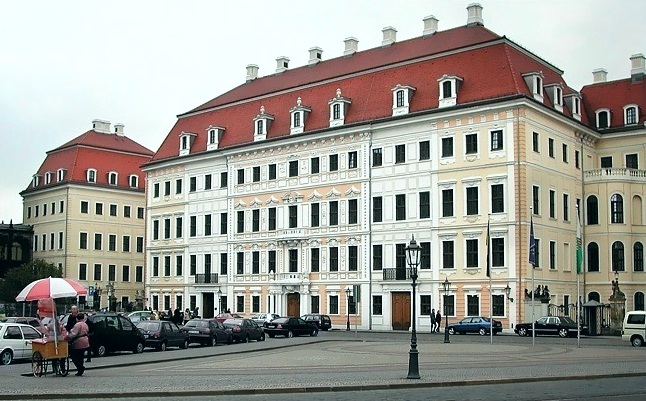 Taschenbergpalais vom Theaterplatz gesehen