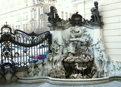 Östlicher Eckbrunnen im Ehrenhof des Taschenbergpalais