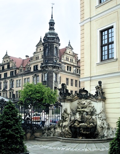 Giebelschmuck im westlichen Ehrenhof des Taschenbergpalais