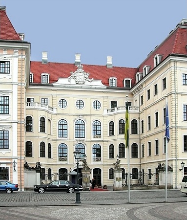 Haupteingang (Ehrenhof) des Taschenbergpalais