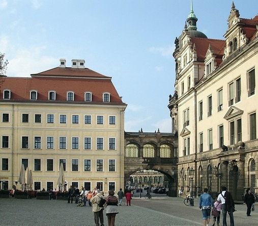 Blick aus dem Ehrenhof des Taschenbergpalais zum Schloss