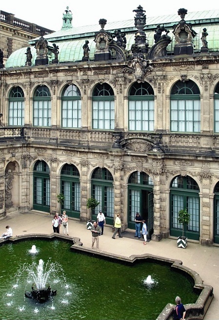 Fassade des Franz&ouml;sischen Pavillons zum Nymphenbad