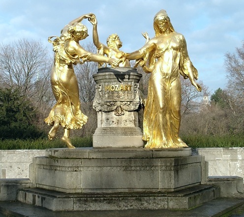 Mozartbrunnen mit drei vergoldeten Tänzerinnen auf der Bürgerwiese